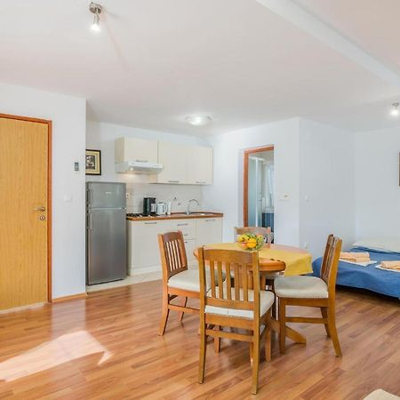 Nice Apartment In Malinska Dubasnica With Kitchen Zewnętrze zdjęcie